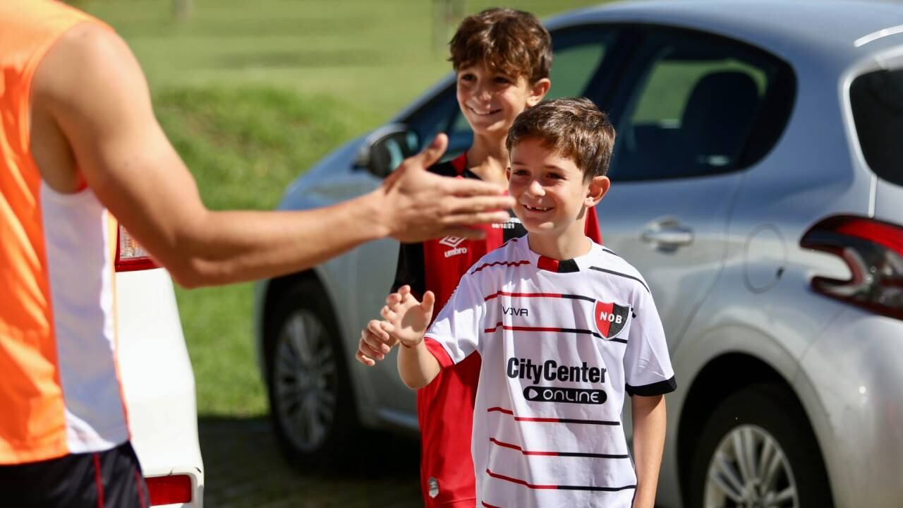 Juanchón García les regaló su camiseta a dos hermanitos leprosos