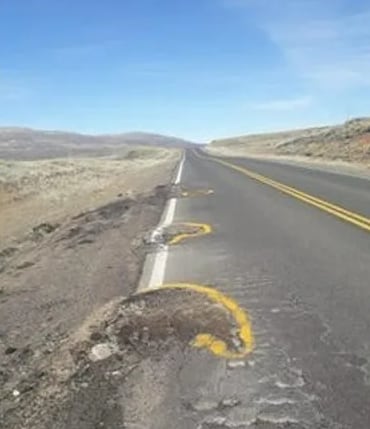 Dos neuquinas compraron pintura y marcaron los baches que hay en la ruta 40.