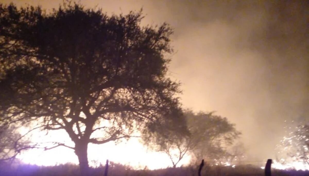 Incendio en Villa de la Quebrada: madrugada agitada y fuego bajo control