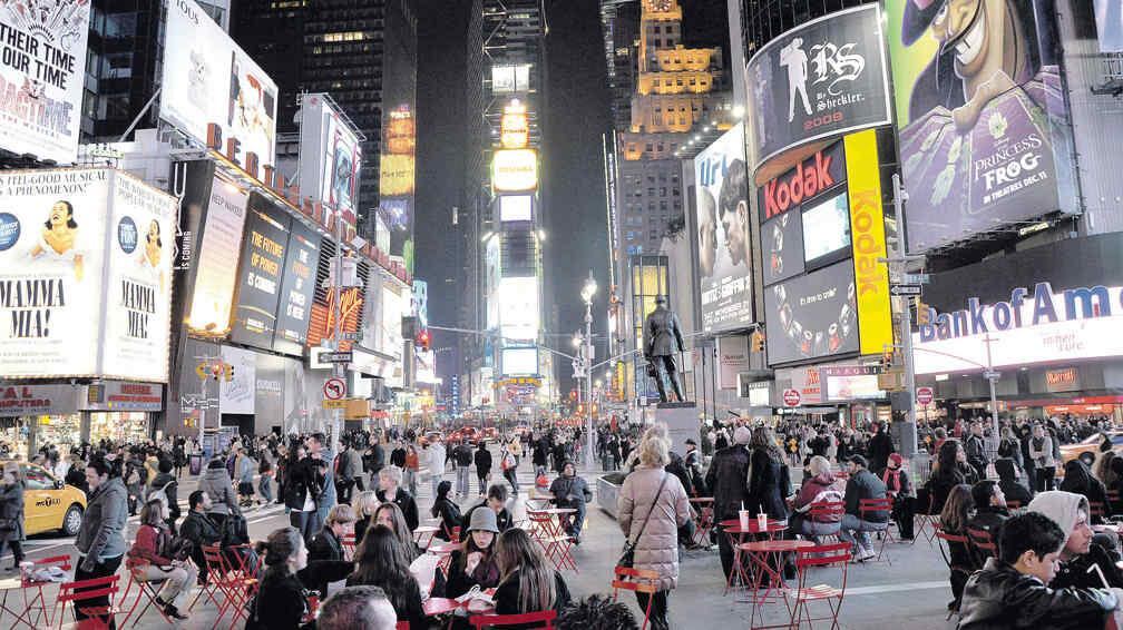 Times Square. Cada 31 de diciembre se junta más de un millón de personas para recibir el Año Nuevo. Desde la torre, desciende la esfera mientras se hace el conteo regresivo. 