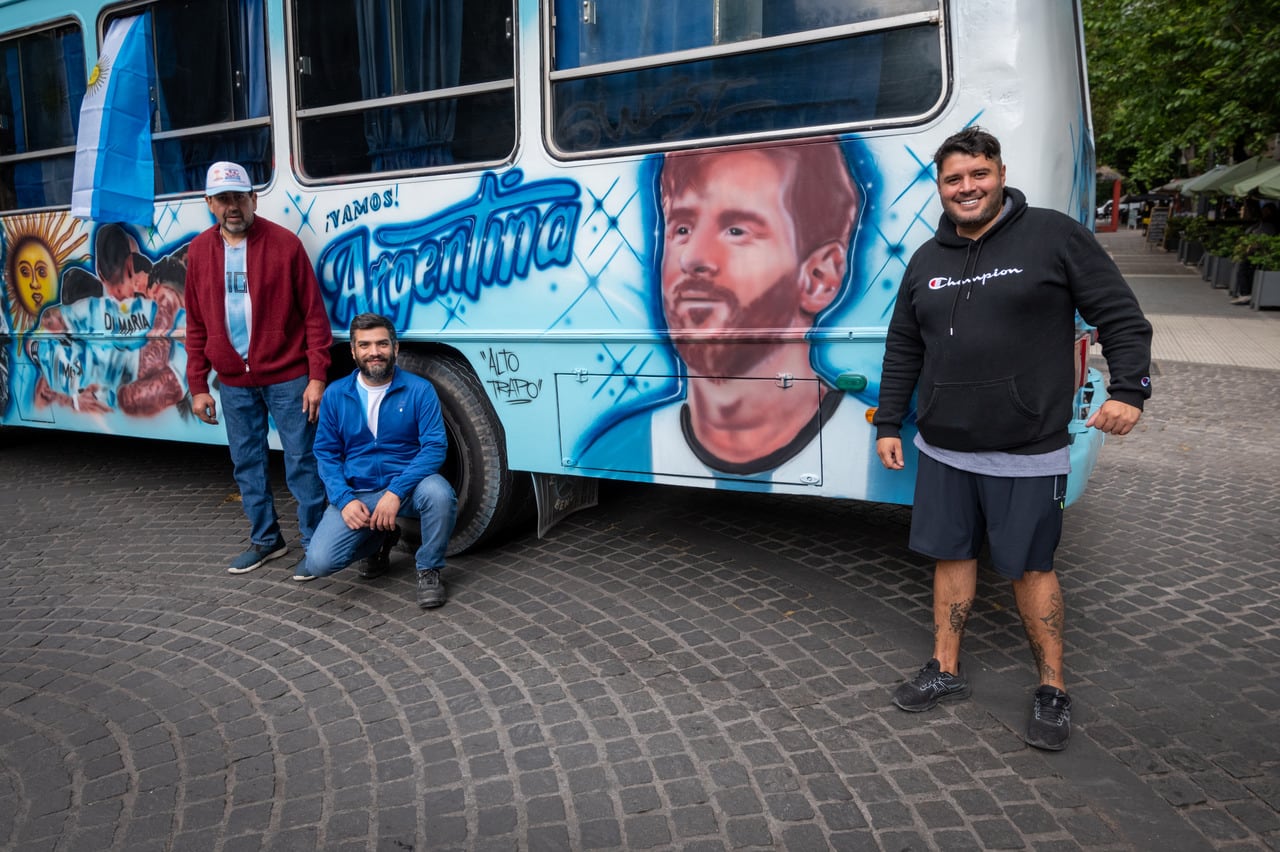 Colectivo La Scaloneta
Un grupo de amigos se junto con un artista para pintar el colectivo La Scaloneta y salir por los departamentos y alentar a la seleccion que jugará en Qatar 2022
Carlos Romero, Jonatan Alvarez y el artista Ariel Lenz (Alto Trapo)

Foto: Ignacio Blanco / Los Andes

