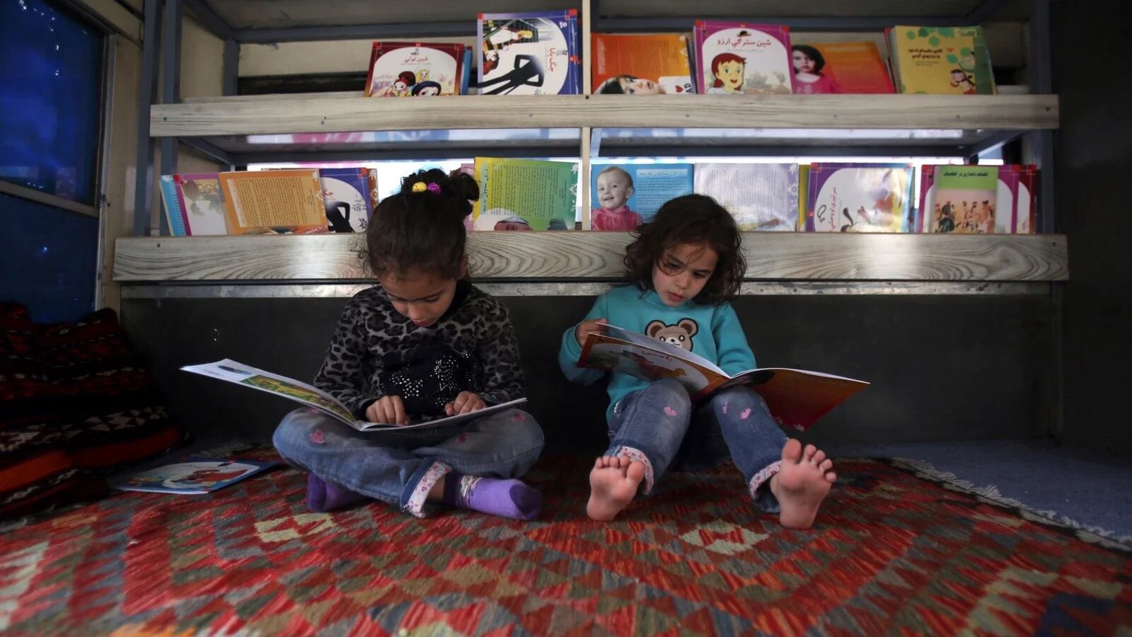 Niños leyendo libros.