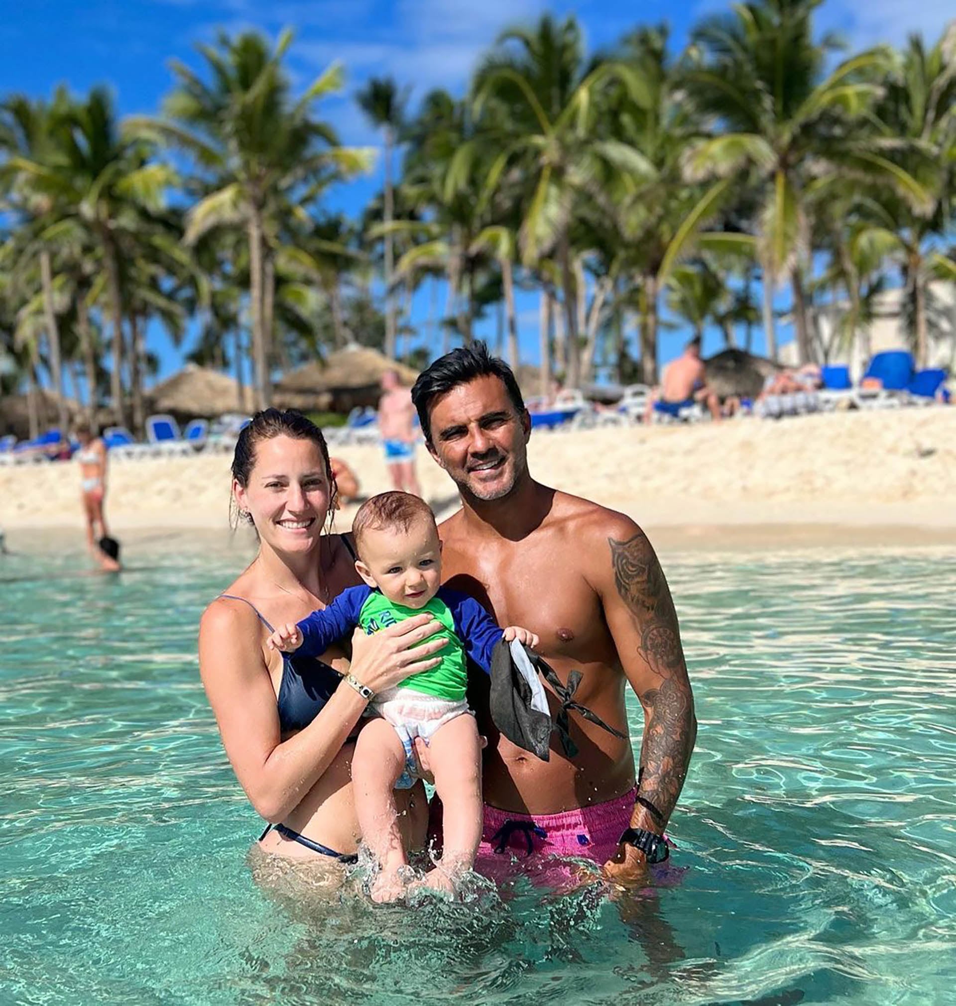 Micaela Viciconte junto a Fabián Cubero y Luca.