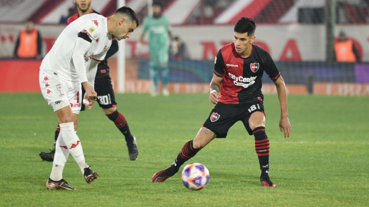 Newell’s empató con diez jugadores y se fue al vestuario enfurecido con el arbitraje