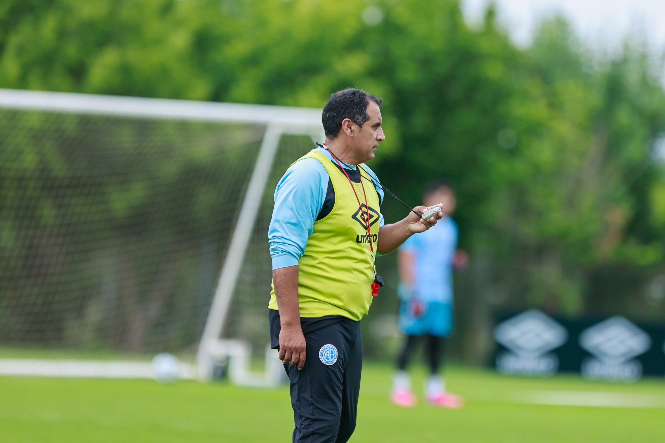 Primera práctica de Norberto Fernández como DT interino de Belgrano post despido de Juan Cruz Real