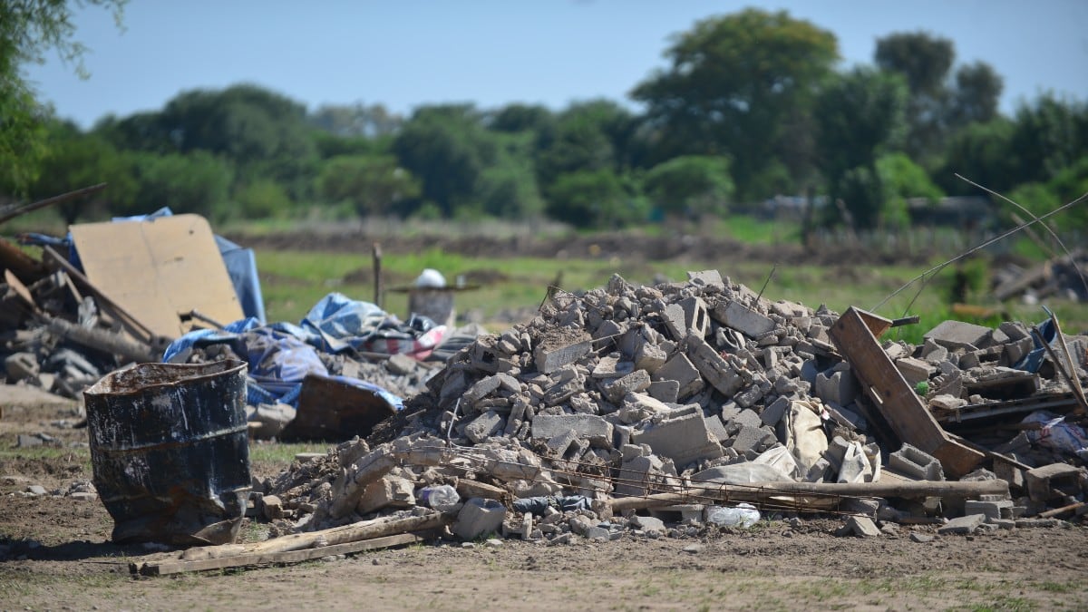 Las topadoras demolieron las viviendas construidas por los usurpadores en Capilla de los Remedios.