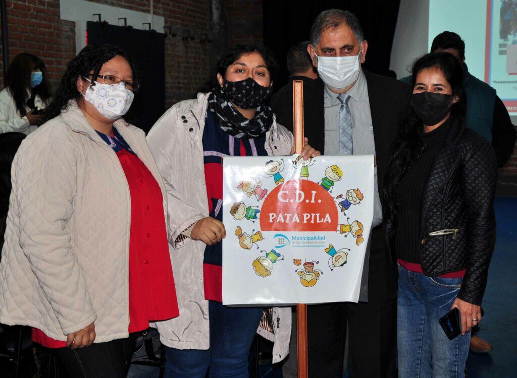 Responsables del CDI "Pata Pila" que asistieron al lanzamiento del proyecto de alfabetización cultural "Inglés en la primera infancia", junto al intendente Jorge.