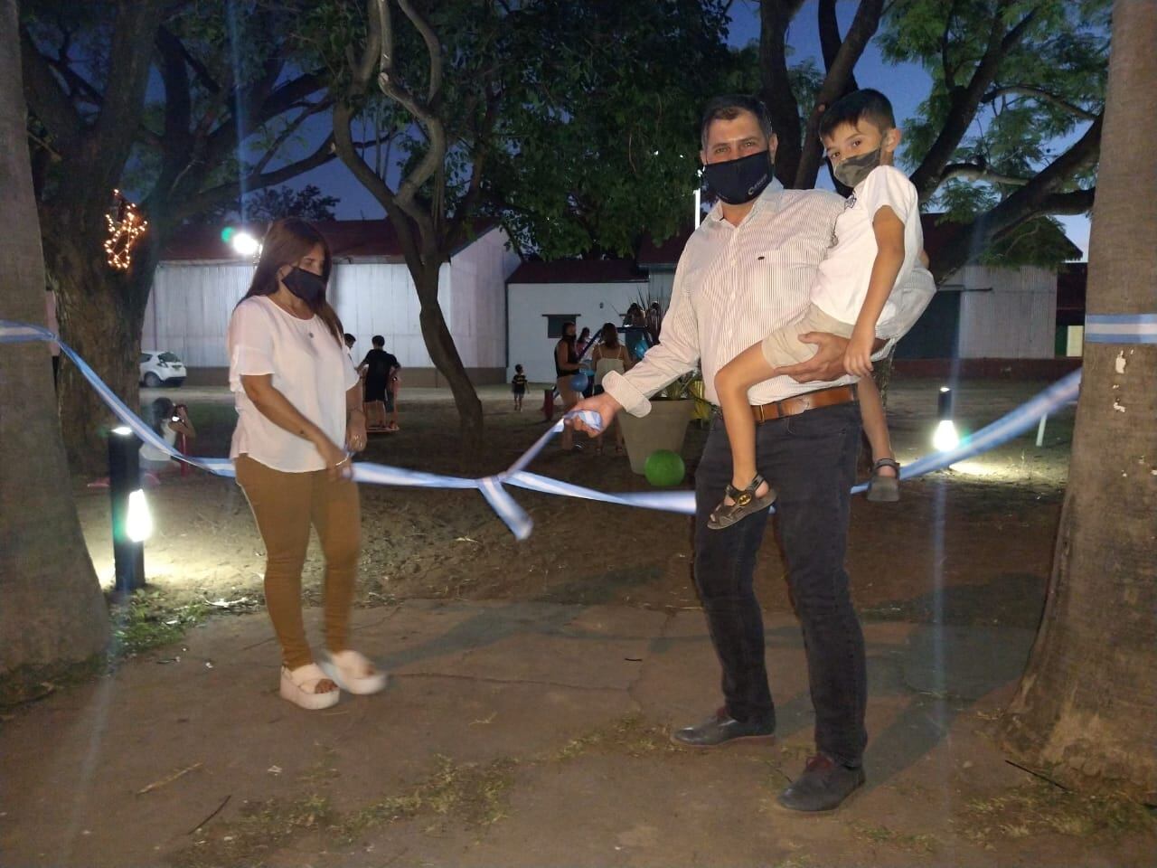 El intendente Méndez y la directora de Cultura González en la inauguración de la obra.