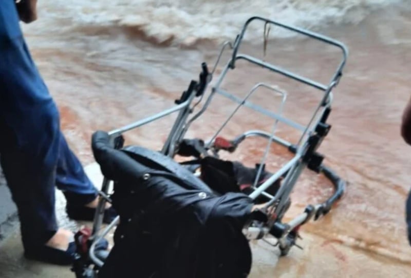 Susto en Oberá: dos mujeres y una bebé fueron arrastradas por una corriente de agua.