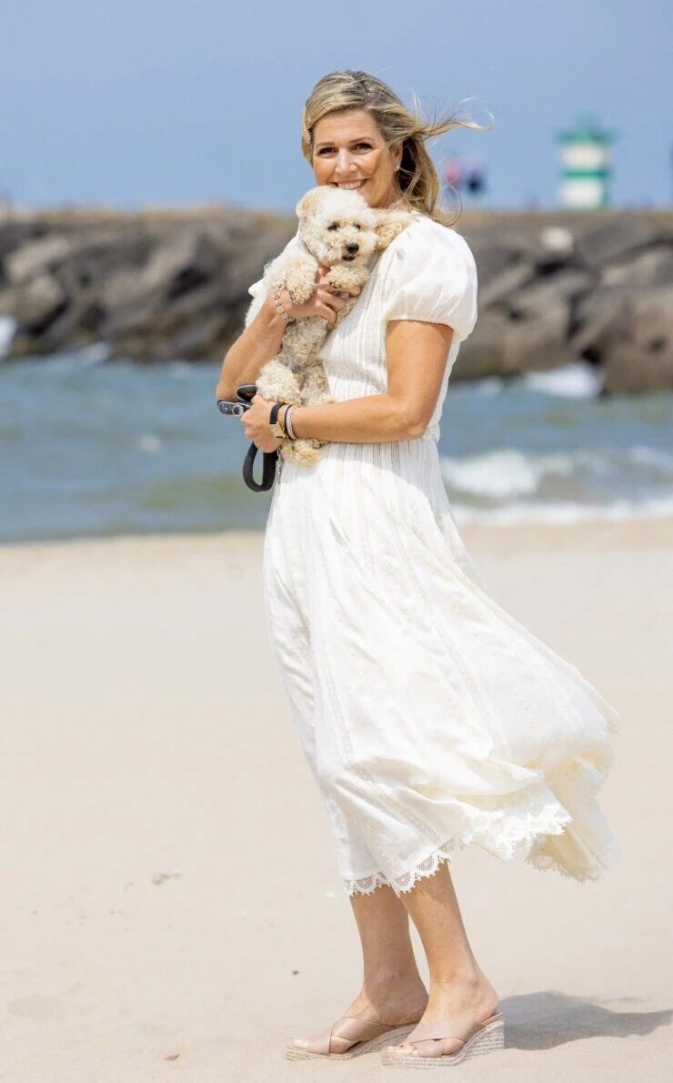 Máxima disfrutando de la playa en la foto del verano de los reyes.