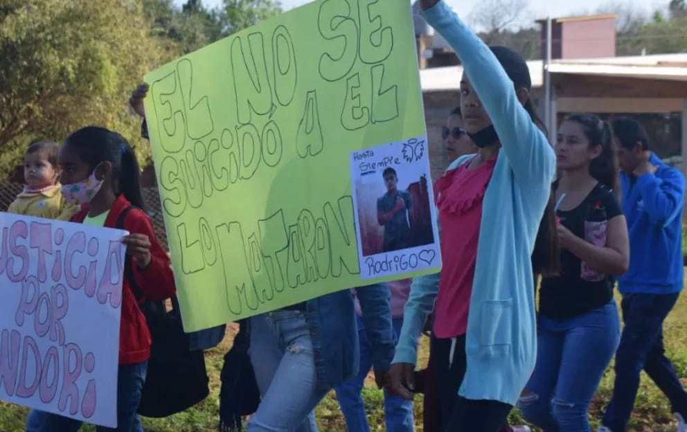 Jardín América: exigen la investigación de la muerte de un joven que según la madre se suicidó 