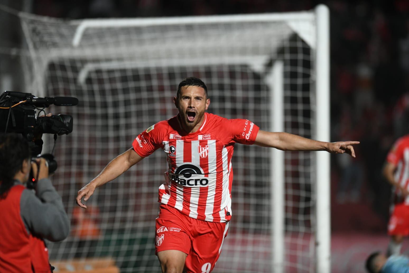 "Maravilla" Martínez marcó los dos goles de Instituto en el duelo ante Colón por la quinta fecha de la Copa de la Liga. (Facundo Luque / La Voz)