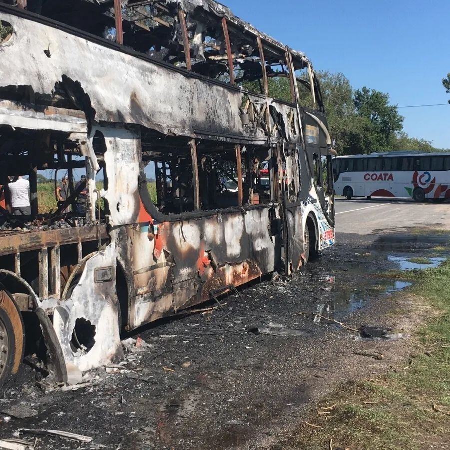 La unidad quedó destruida tras el paso de las llamas.