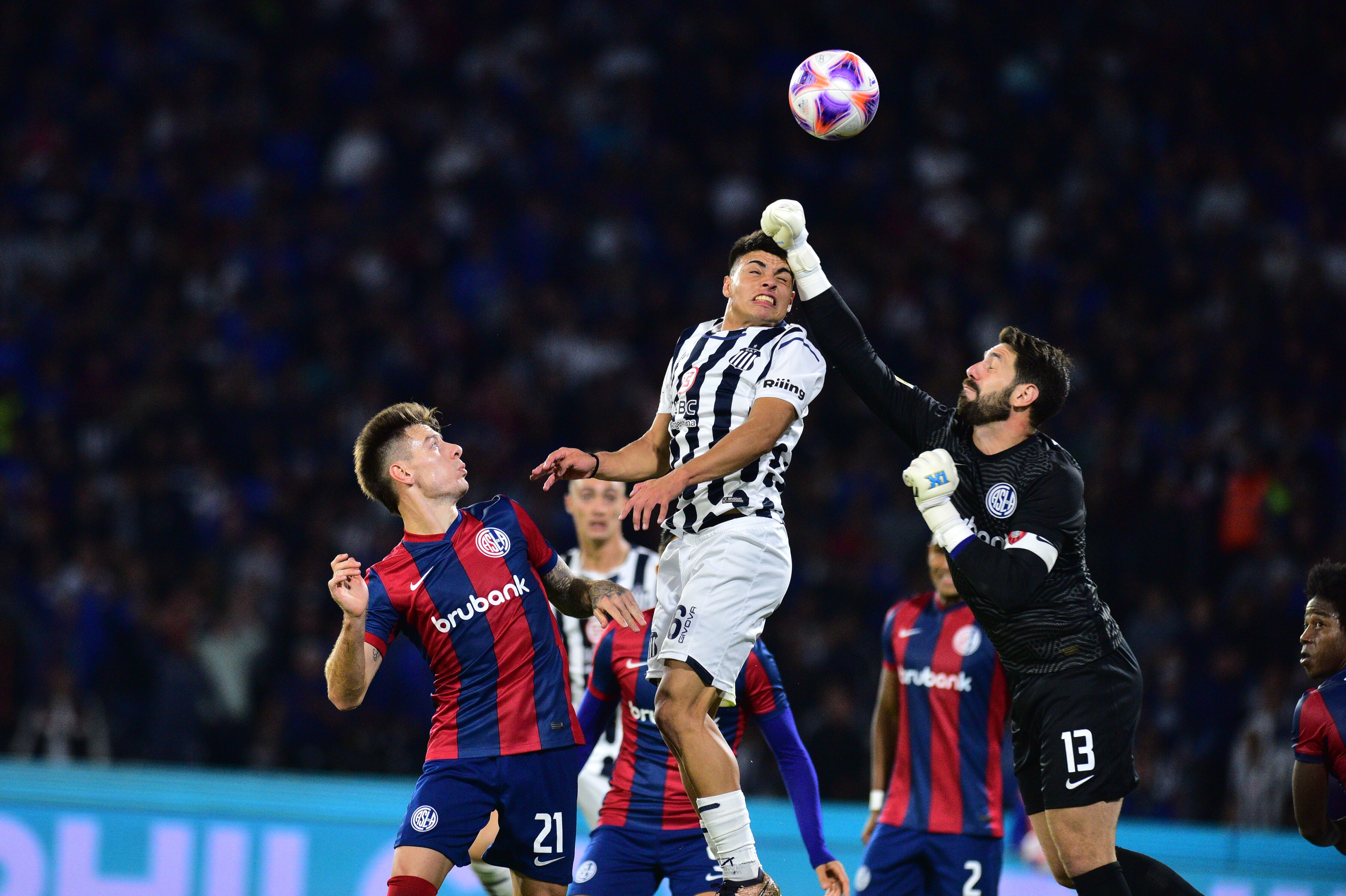 La jugada del penal: Augusto Batalla golpe a Diego Barrera y el árbitro Fernando Rapallini cobró penal. Luego, el arquero le atajó el remate a Santos. (Ramiro Pereyra / La Voz)