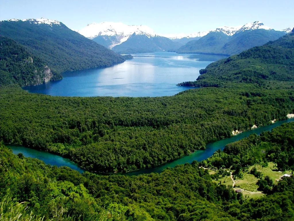 El lago escondido en Chubut con impresionantes colores y una particular forma