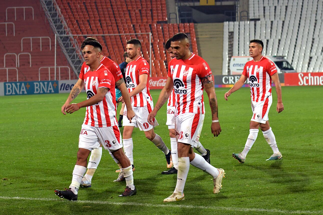 El Club Atlético Godoy Cruz Antonio Tomba jugó contra el Club Instituto de Córdoba en la última fecha de la Liga Profesional de Fútbol
Foto: Orlando Pelichotti