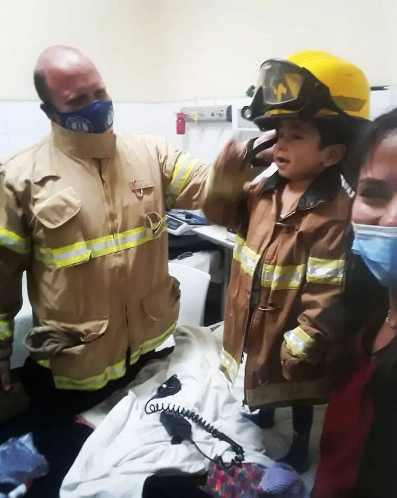 Bomberos por un día. Los Bomberos Voluntario de Salto de las Rosas con Alan en el hospital.