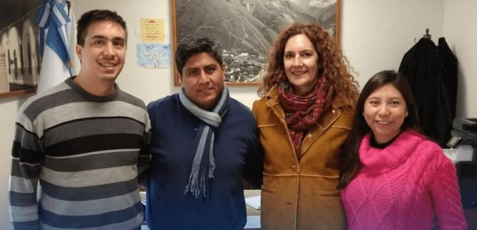 Nicolás Pereyra, el decano Vargas, Elena Bardi y Belén Canavire, al término de la reunión mantenida en la Facultad de Ingeniería.