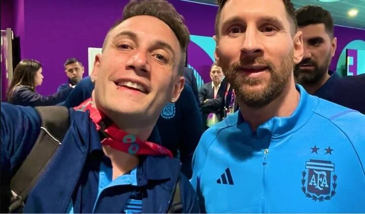 El streamer posando junto a Leo Messi despues de la victoria del seleccionado argentino contra México. Foto: twitter @momorelojero