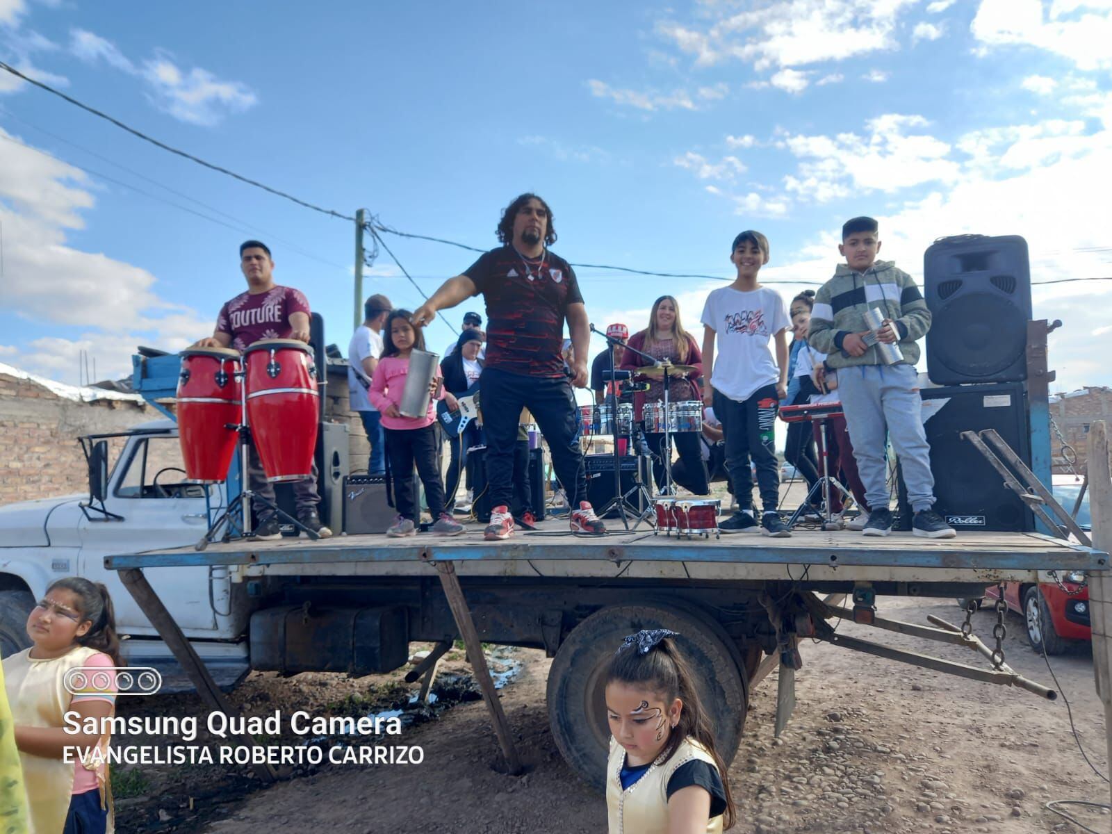 Roberto Carrizo y su grupo de cumbia cristiana, Manada Pequeña. 