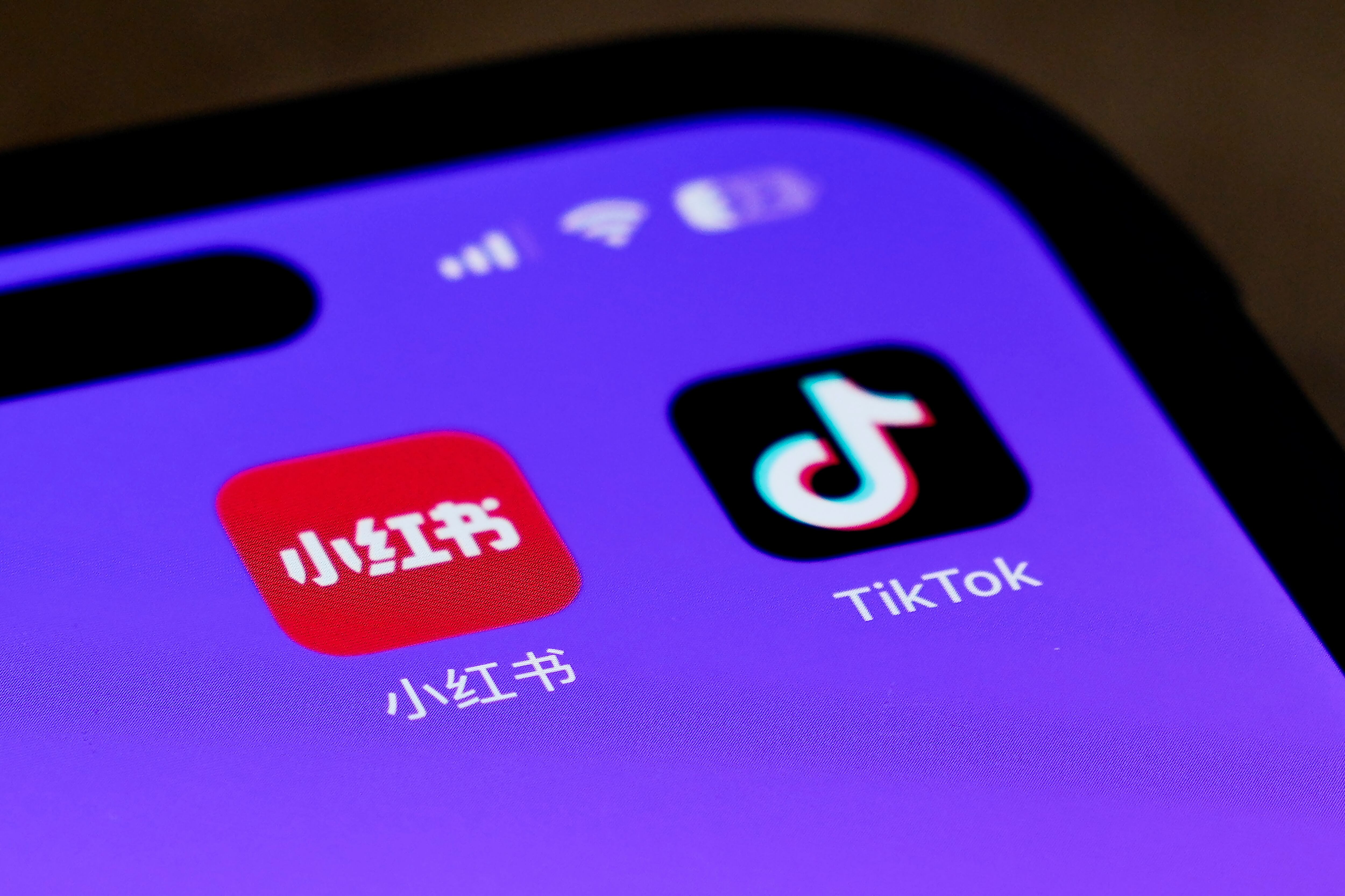 Los iconos de las aplicaciones para teléfonos inteligentes Xiaohongshu y TikTok. (AP Photo/Andy Wong)