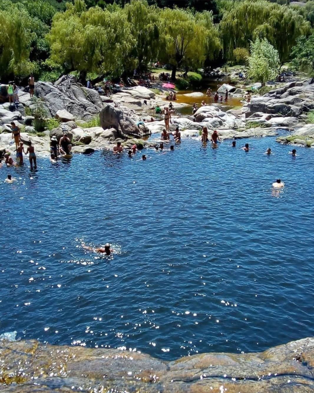 Un hermoso punto traserrano que reúne cascada y piletones naturales.