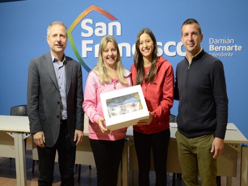 Entrega de bandera y ayuda económica a deportistas