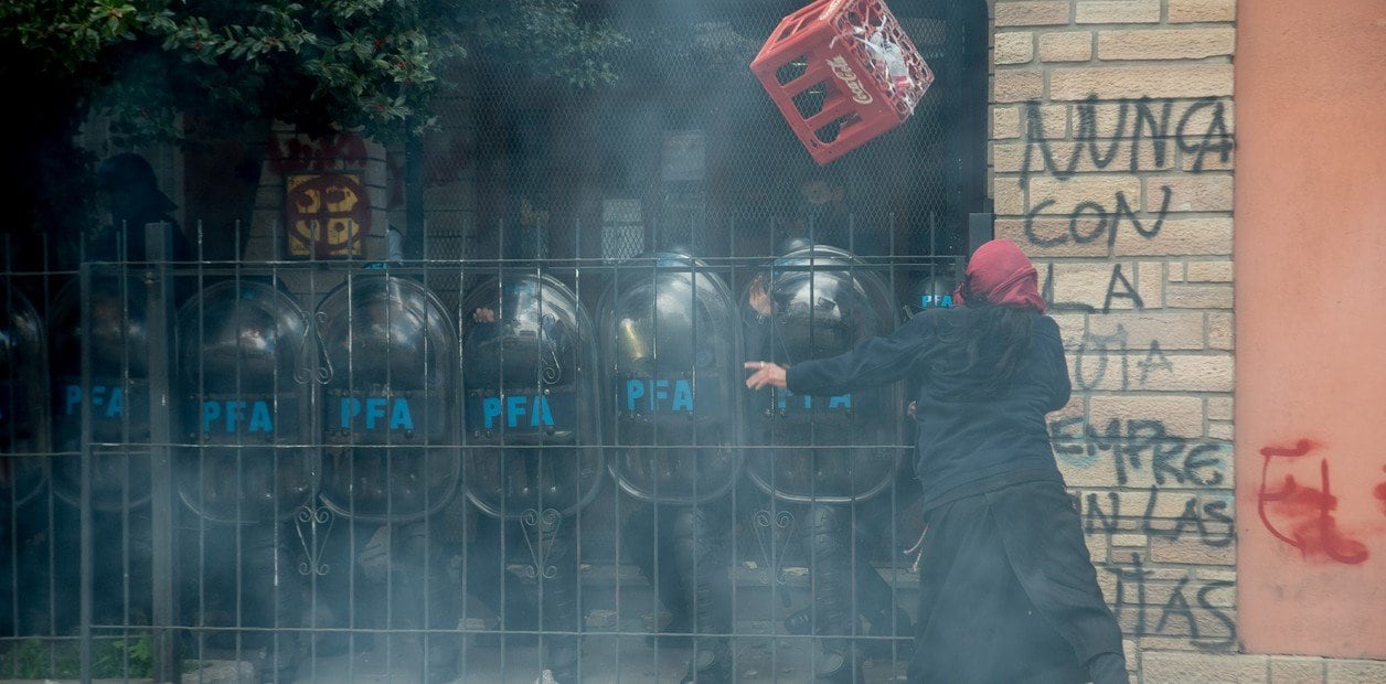 Incidentes entre grupos mapuches y la Policía en Bariloche. Foto: Diario Río Negro.