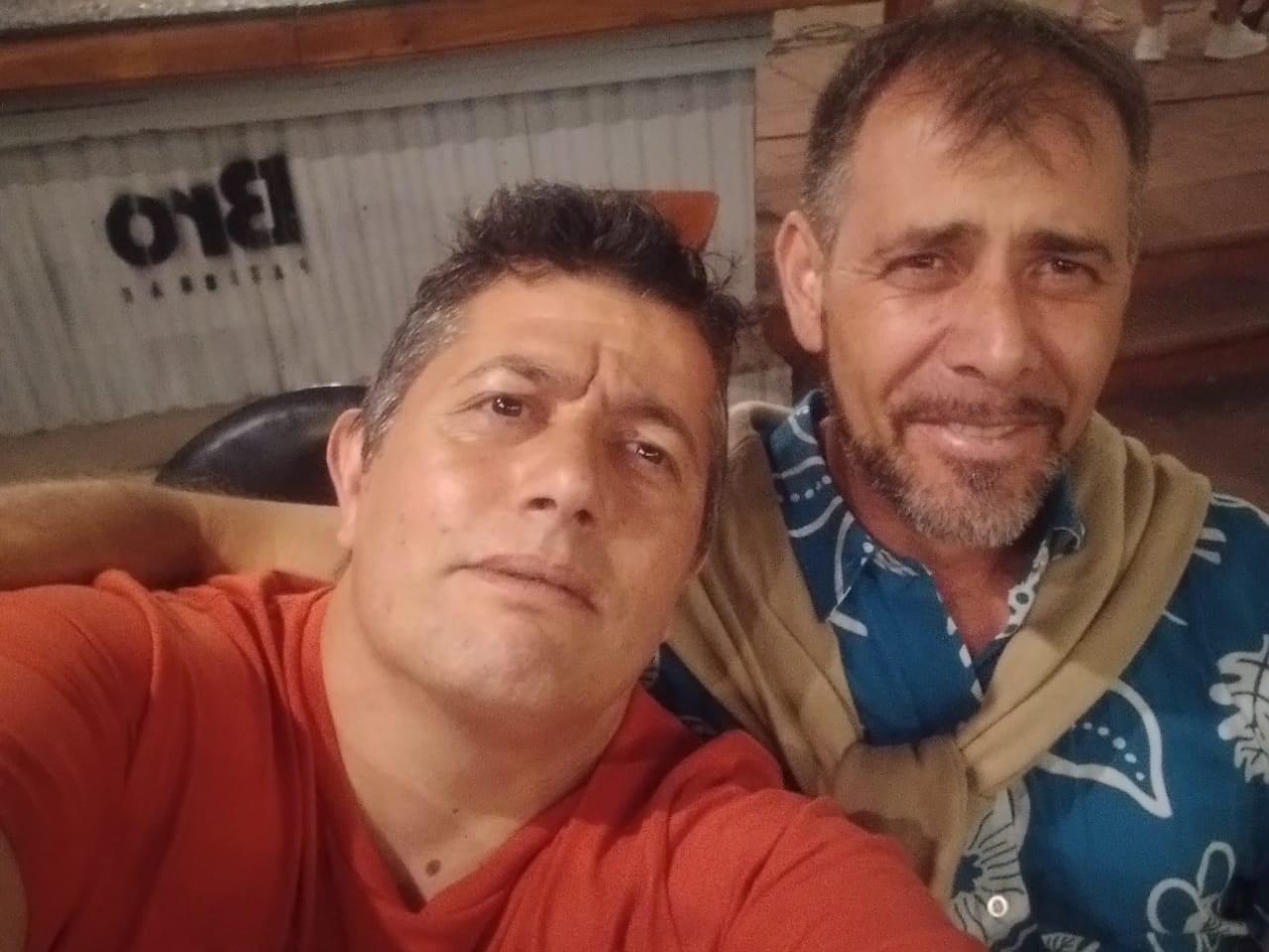 Juan Espinosa (izquierda), el cocinero de Juana Koslay) y Nicolás Marín, su primo.