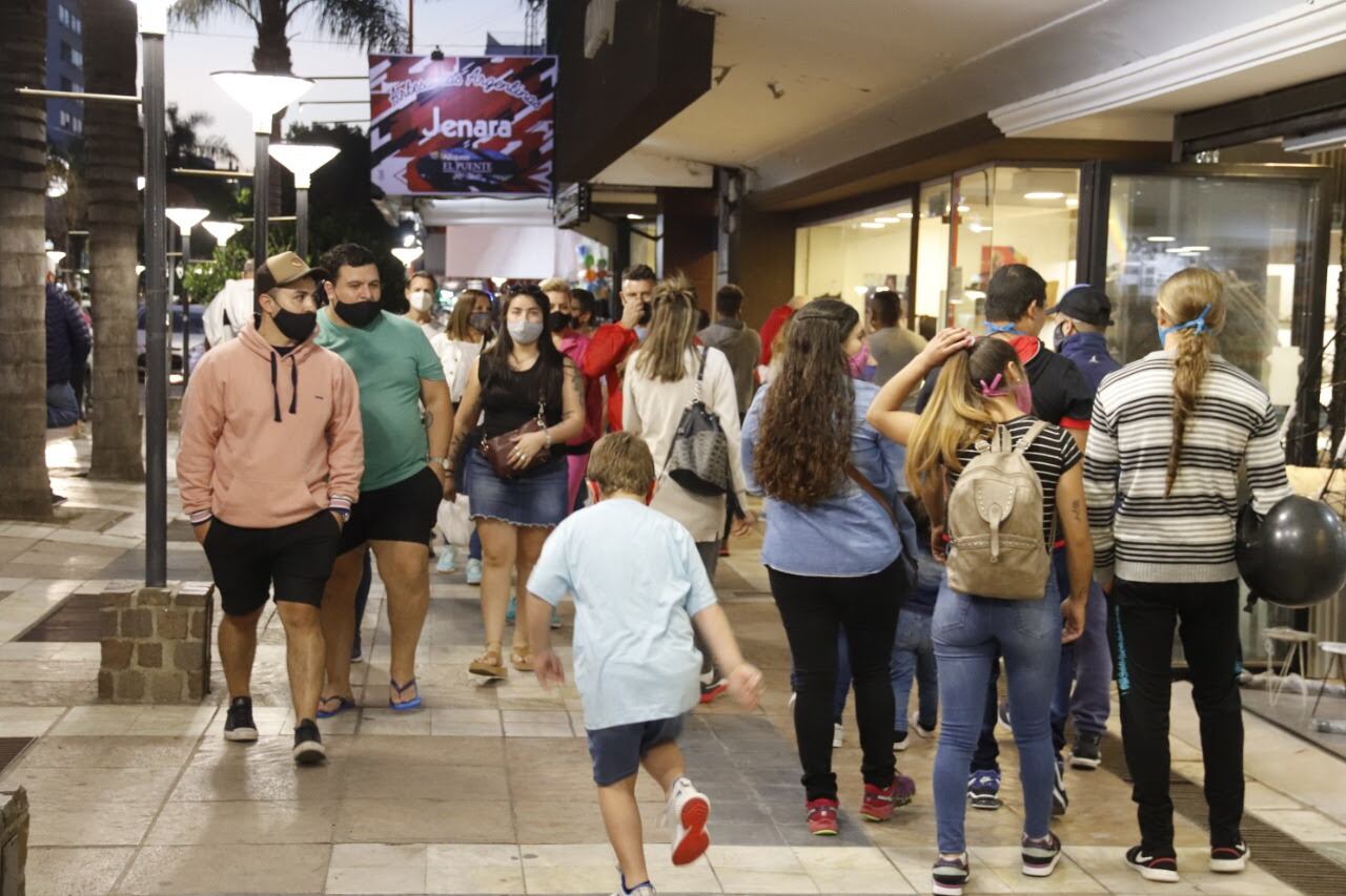 Finde semana con el centro de Carlos Paz a pleno de turistas.