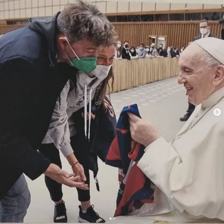 Inés y Marcelo Perruzzi con el Papa recibiendo la camiseta de Pancho.