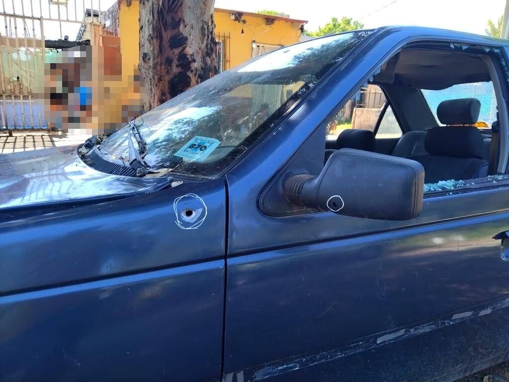 Un Peugeot 405 quedó marcado por los balazos del ataque.