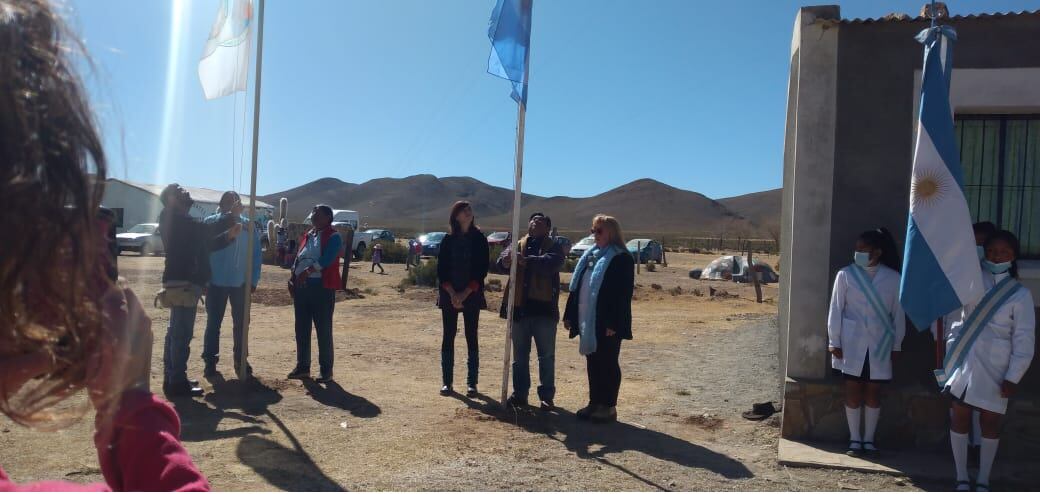 Las autoridades izaron las Banderas Nacional y de la Libertad Civil, en el acto oficial cumplido en El Tolar para dejar inaugurada la emisora de frecuencia modulada de la comunidad.