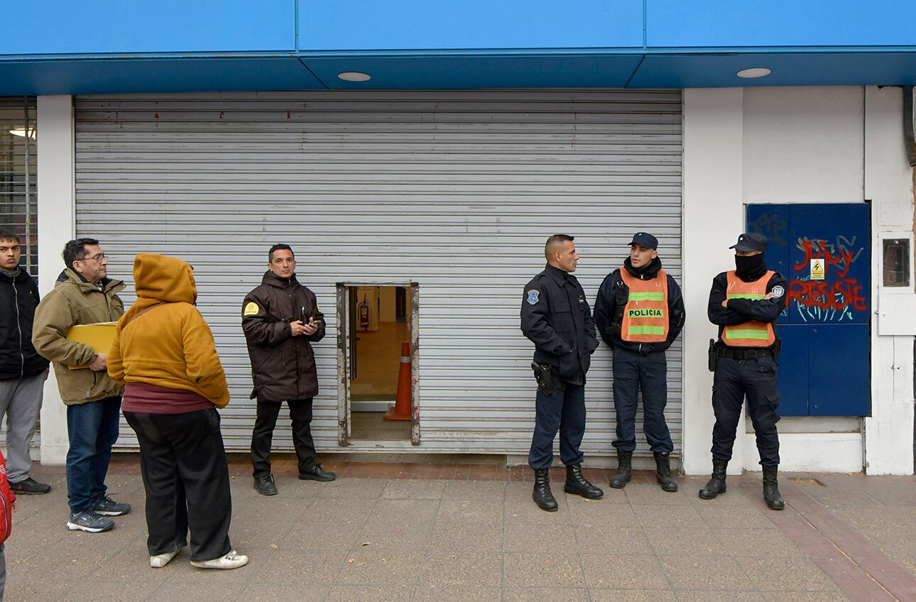 Cierran comercios del Centro por temor a intentos de saqueo o atienden con persianas bajas 
Foto: Orlando Pelichotti 
