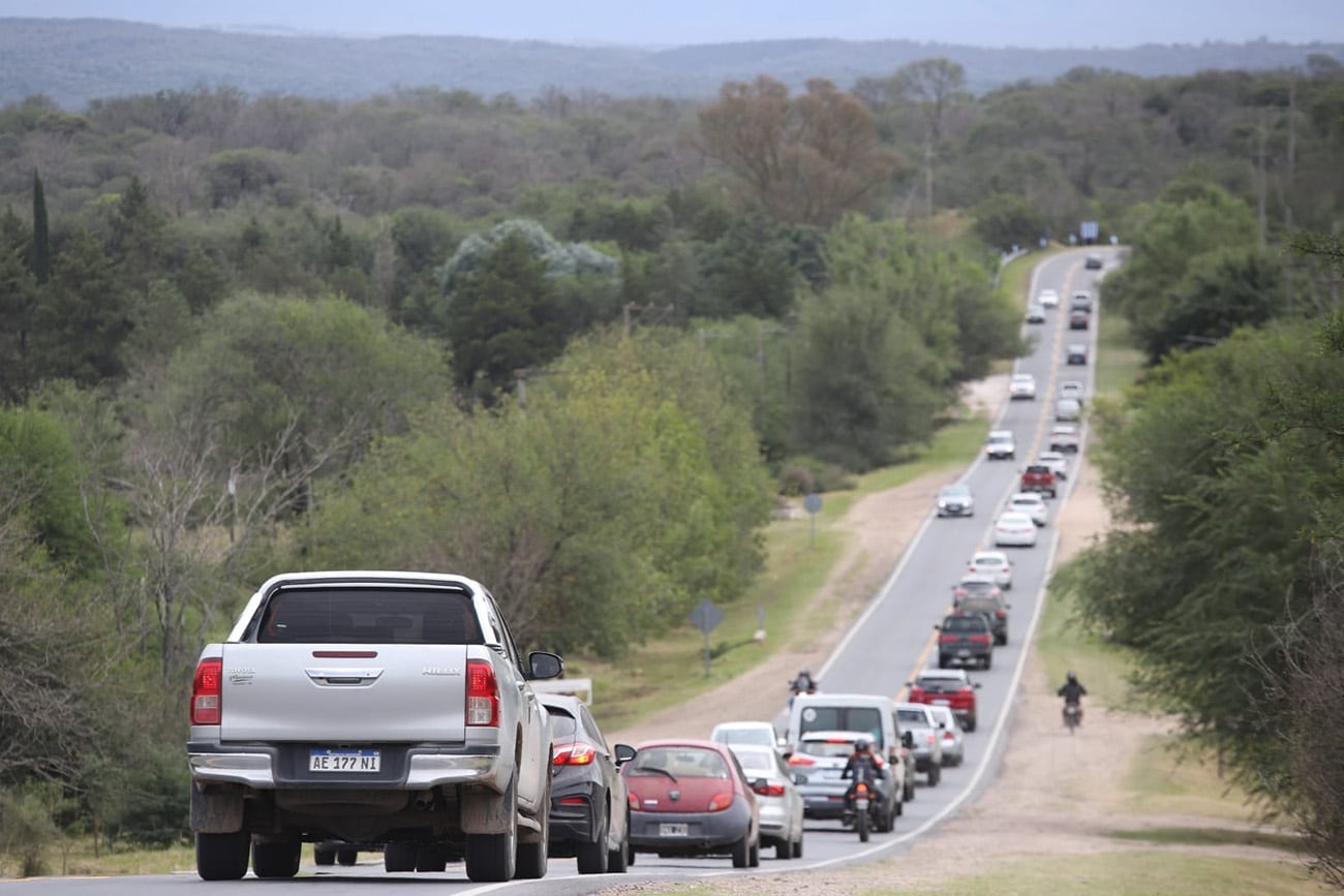 Fin de semana super largo turismo semana santa congetión en la ruta de Santa Rosa de Calamuchita  a Villa general Belgrano (La Voz)