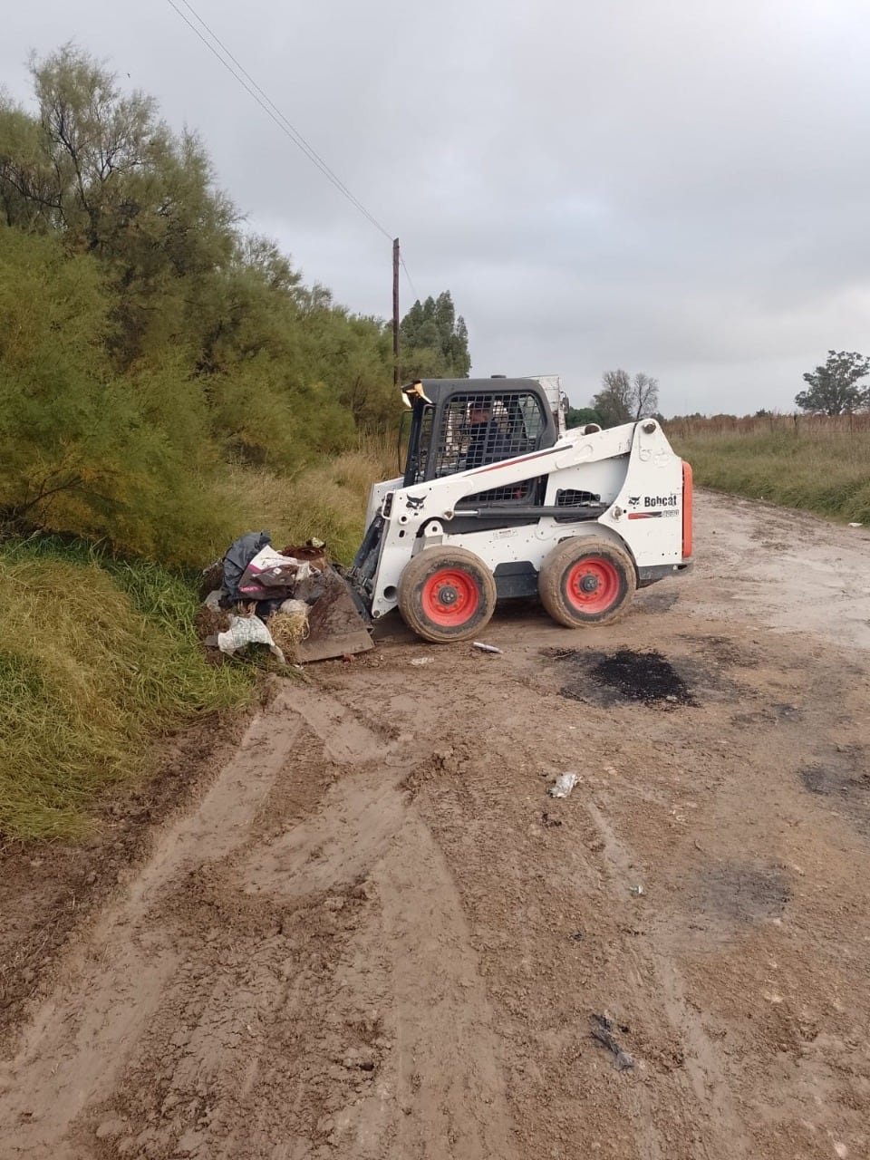 El equipo de Barrios Limpios continúa trabajando en la limpieza de basureros clandestinos en distintos puntos de la ciudad.