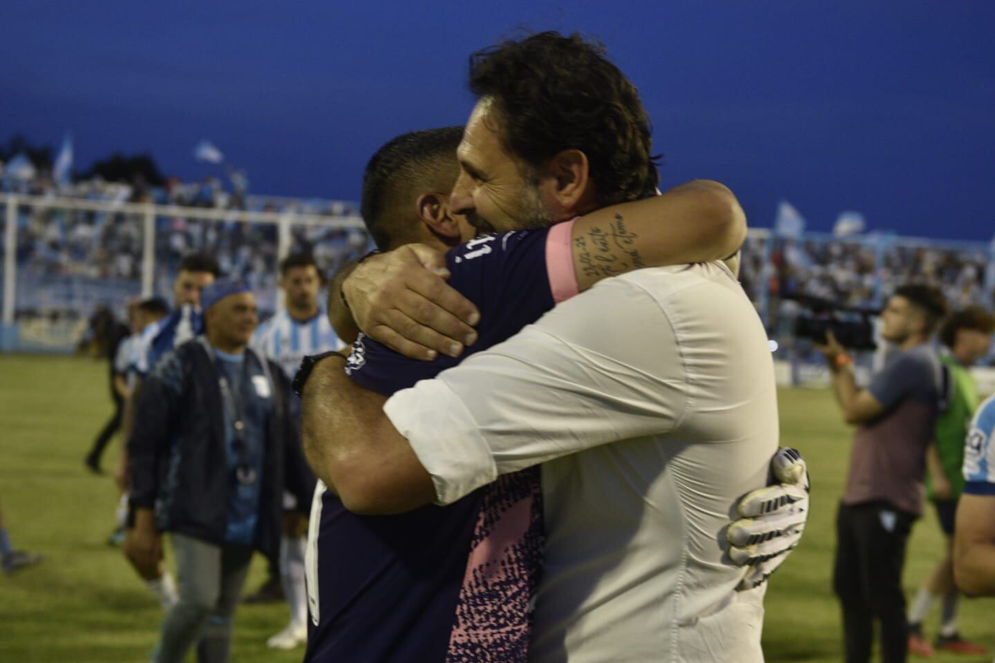 Carlos Bossio felicitó a Calidad Rodríguez por su actuación ante River ( Ramiro Pereyra / La Voz).