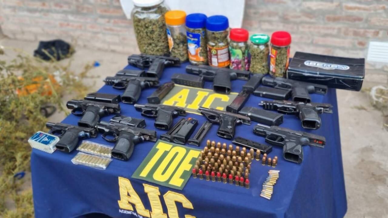 Las pistolas fueron halladas junto con droga durante un allanamiento en el barrio Empalme Graneros.