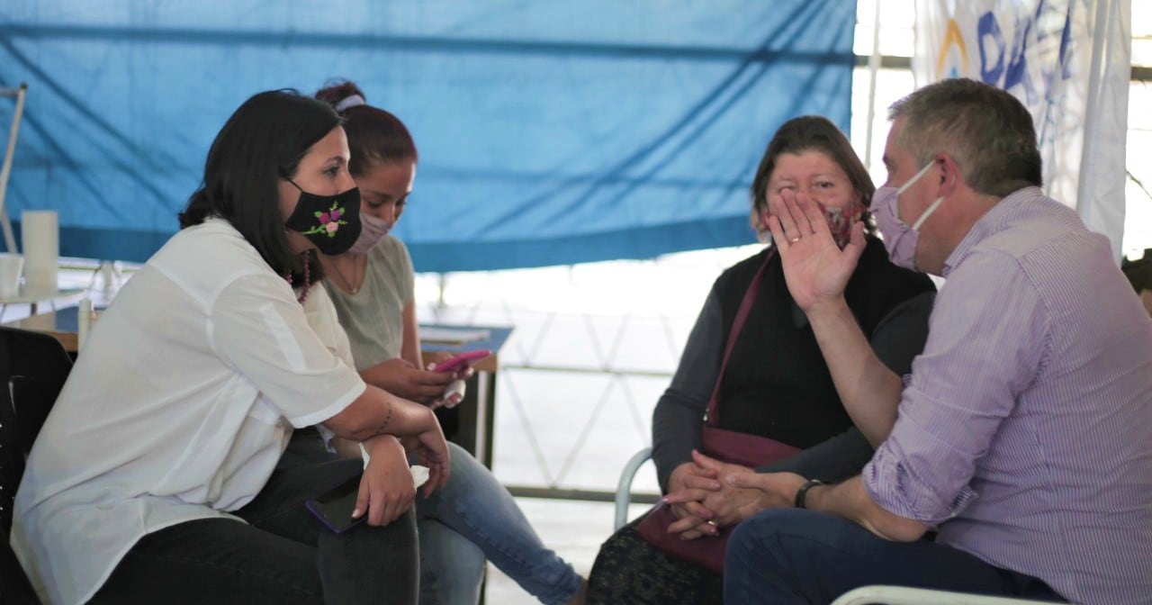 En campaña proselitista, los precandidatos del Frente de Todos escuchando los requerimientos de los ciudadanos, en un operativo de organismos nacionales.