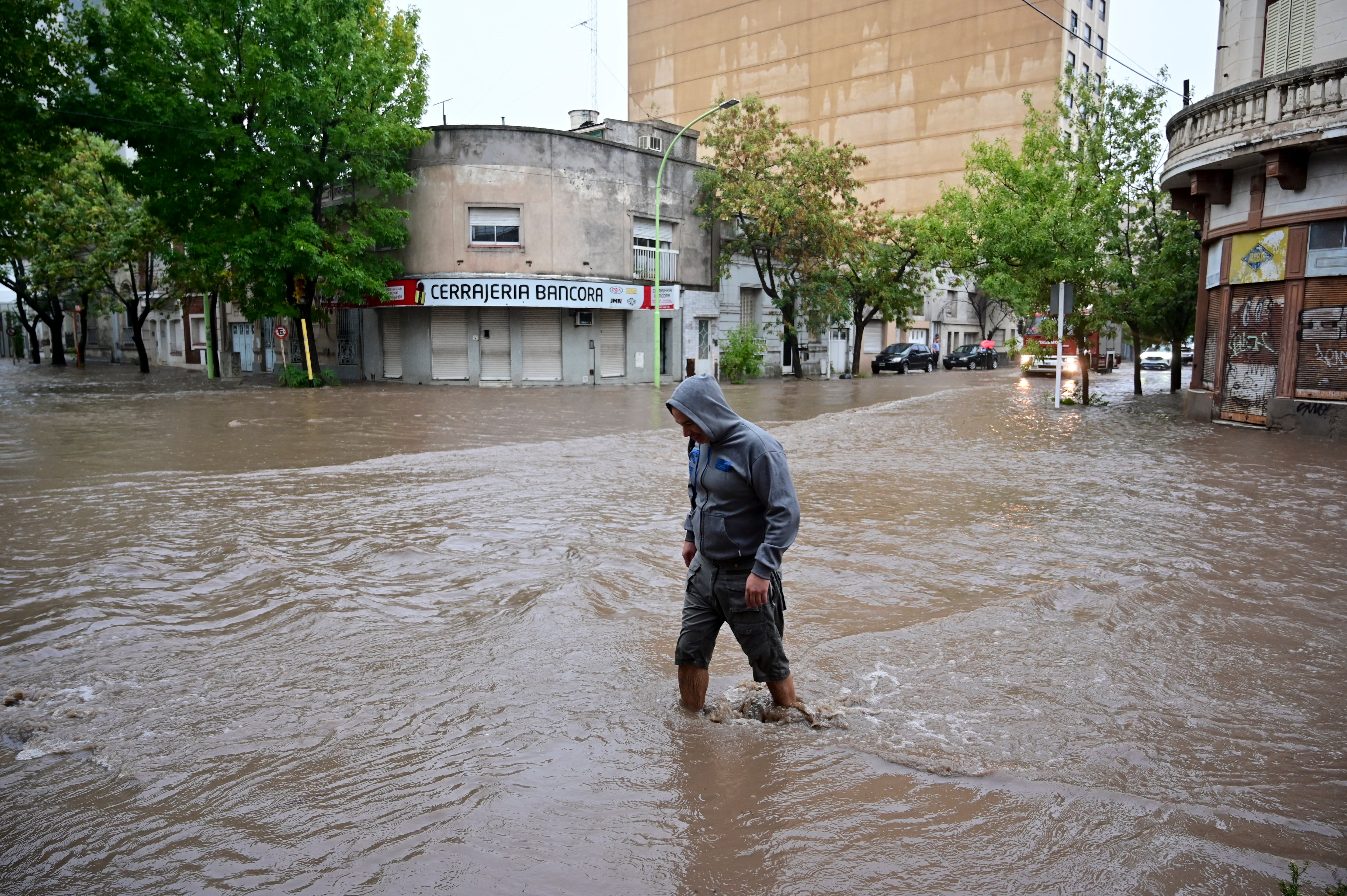 Una persona camina por una calle inundada después de una tormenta en Bahía Blanca, Argentina, el viernes 7 de marzo de 2025. (AP Foto/Juan Sebastián Lobos)