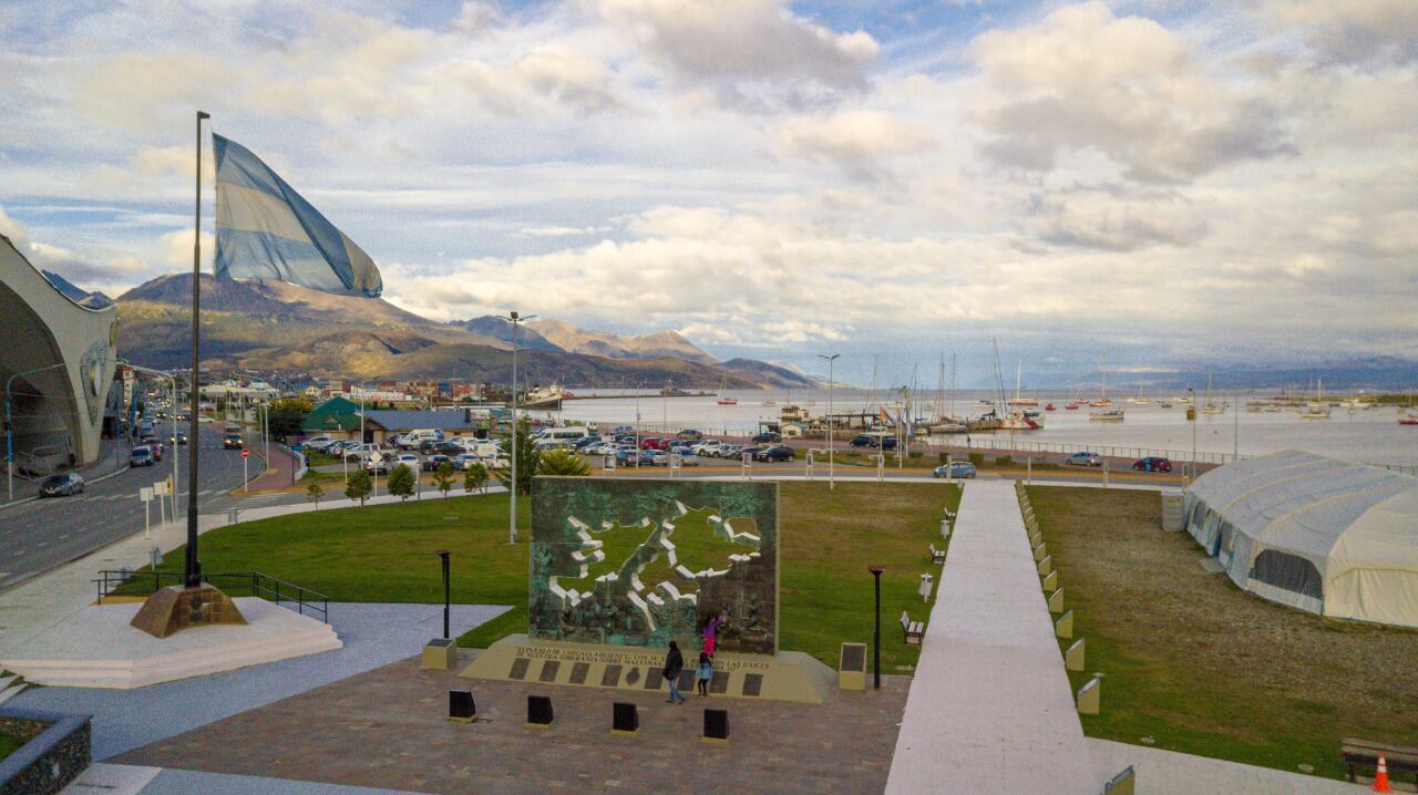 El Gobernador Melella recordó la sanción de la Ley 20561 y la creación de la Comandancia Político-Militar de Malvinas. Plaza Islas Malvinas - Ushuaia.