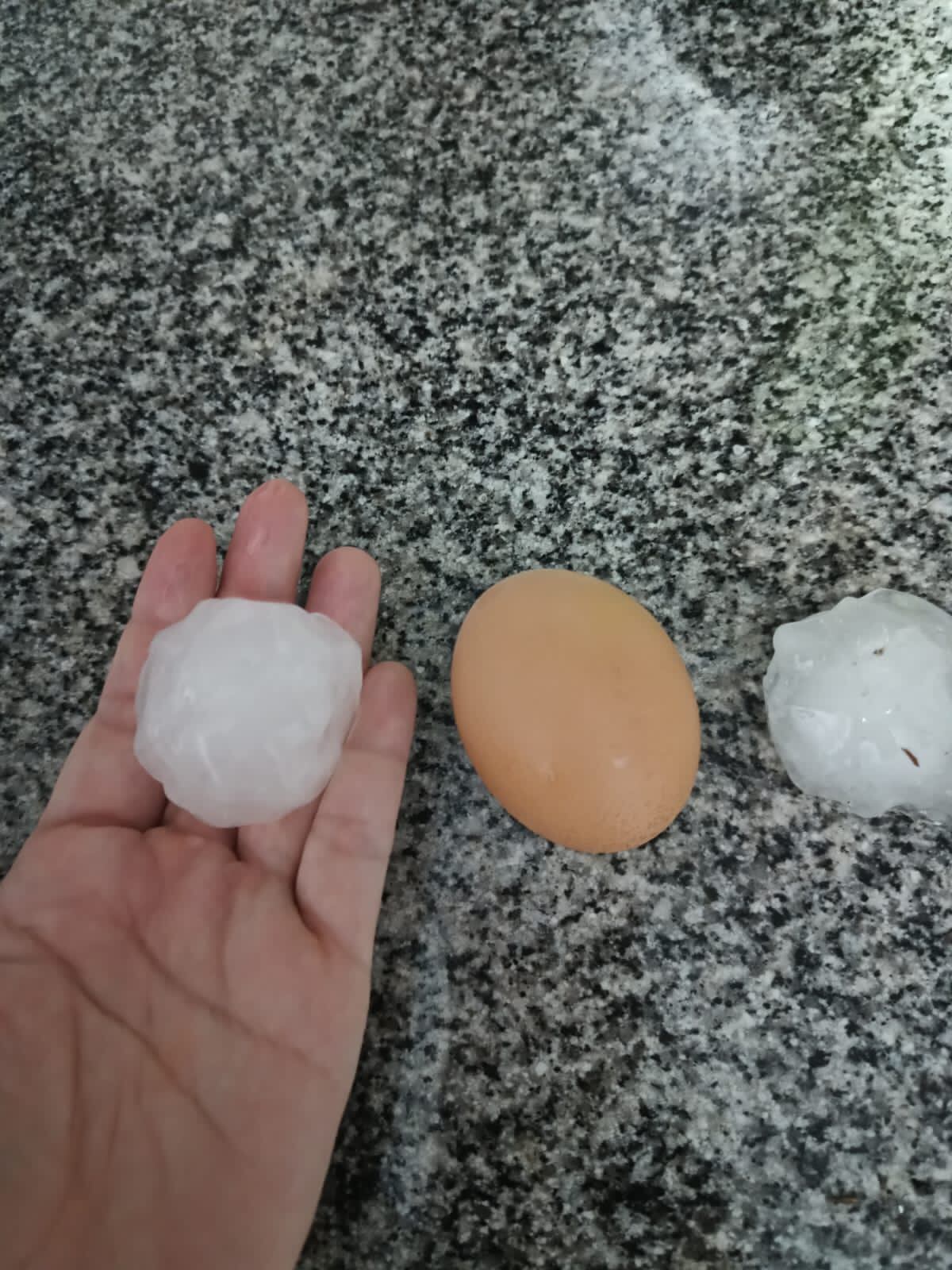 Algunas piedras de granizo fueron más grandes que un huevo.