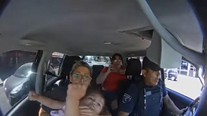 El momento en que la niña y su madre están sobre el patrullero que los trasladará al hospital.