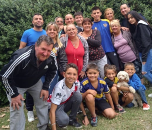 Matías Fuentes, jugador de las inferiores de Boca Juniors junto a su familia.