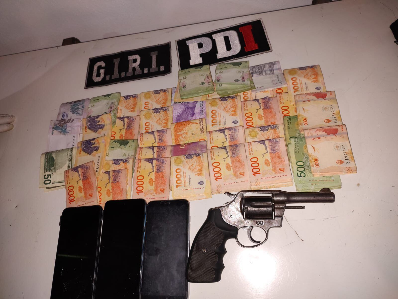 Los uniformados secuestraron dinero en efectivo, celulares y armas de fuego.