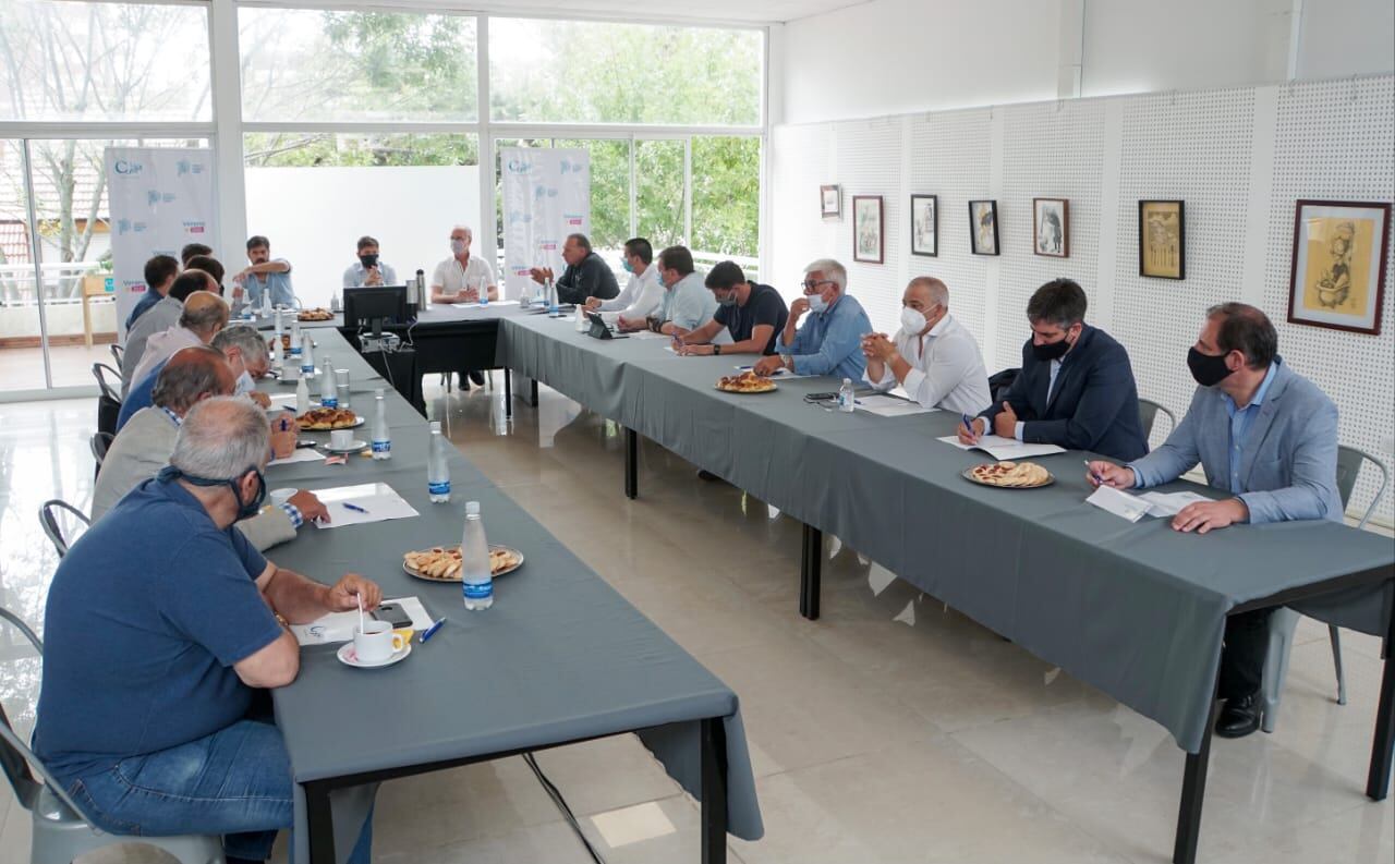 El gobernador bonaerense Axel Kicillof se reunió con intendentes de la Costa Atlántica para evaluar posibles medidas restrictivas ante el aumento de contagios por coronavirus. (Twitter/BarreraGusOk)