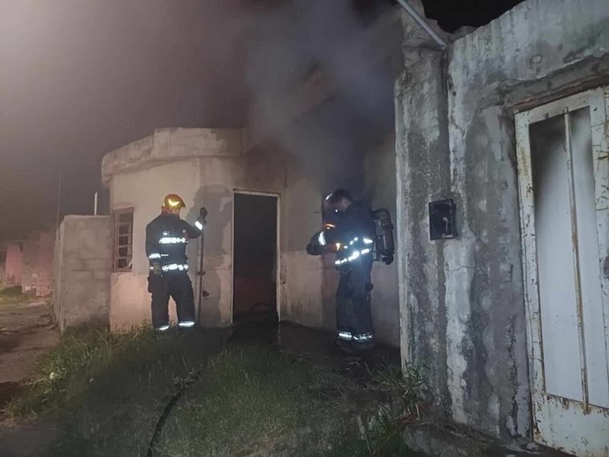 Otra vez Villa El Nailon: incendiaron la casa de la mujer que filmó el enfrentamiento armado entre barras