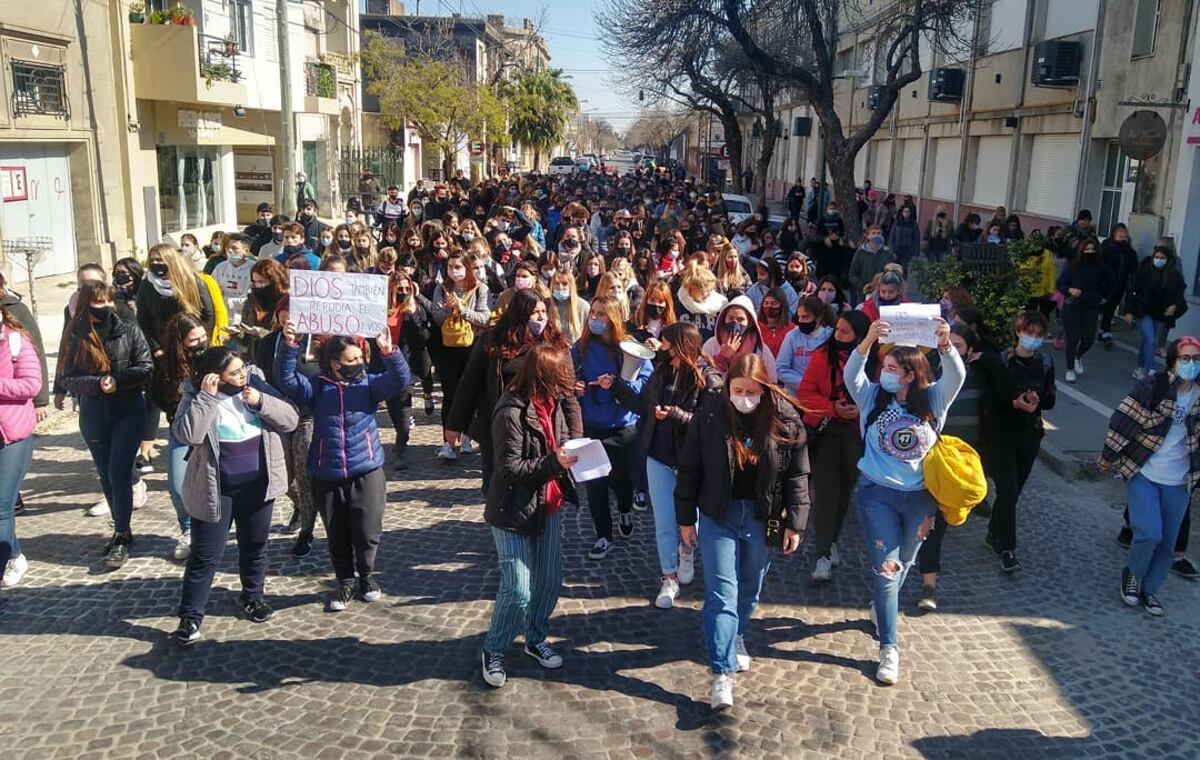 Abuso sexual a menor en Rafaela: los alumnos del Colegio San José hicieron una sentada y marcharon a Fiscalía