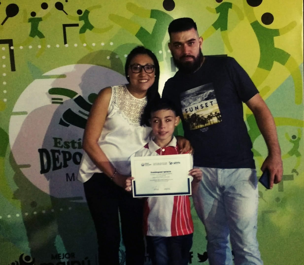 Ignacio Domínguez junto a sus padres. 