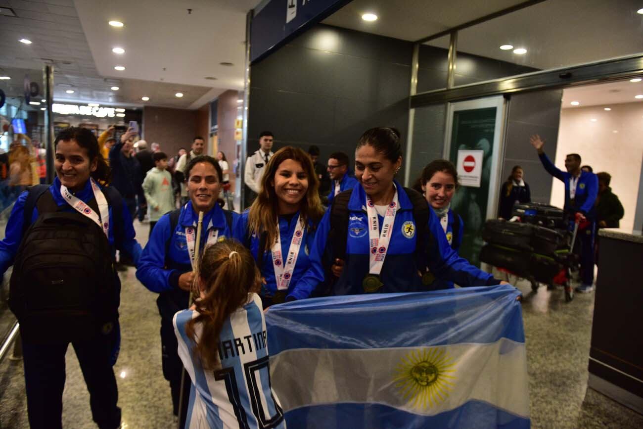 Llegan a Córdoba las Murciélagas campeonas del mundo en Inglaterra (José Hernandez / La Voz)